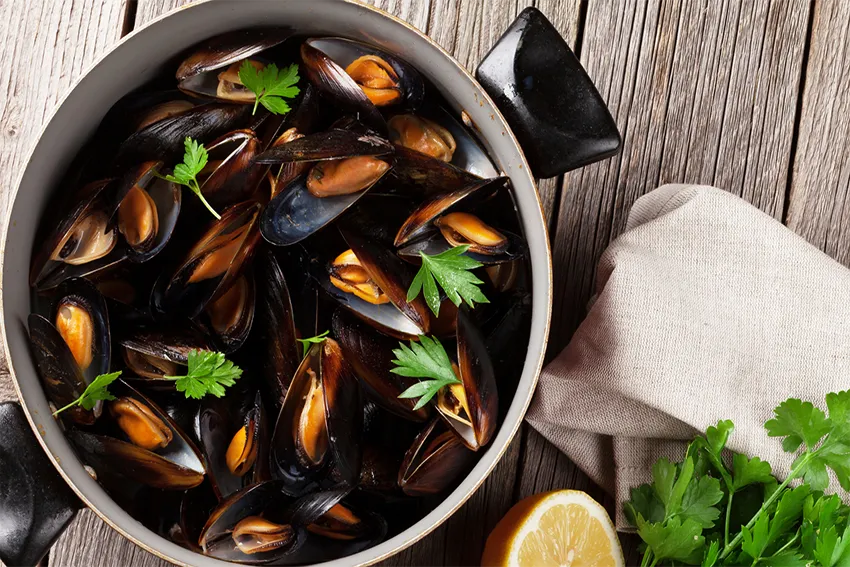 image of a pan full of cooked mussels